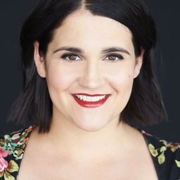 Ashley Botting - Odd Squad: The Movie演員 飾演Delivery Debbie