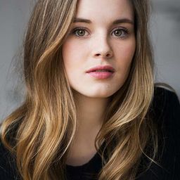 Camille Felton 飾演 Erika Rivette