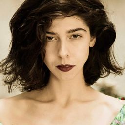 Julia de Castro 飾演 Milagros