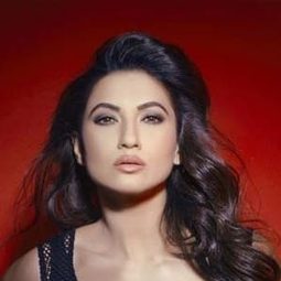 高哈爾·汗 飾演 