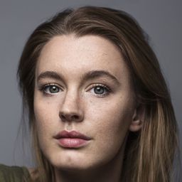 Amy James-Kelly 飾演 Sarah