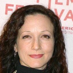 貝貝·紐沃斯 飾演 Dr. Lilith Sternin