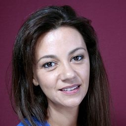 Marie-Julie Baup - L'Esprit de famille演員 飾演Sandrine, la belle-sœur d'Alexandre