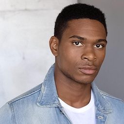 艾斯利·布萊恩 飾演 Avery