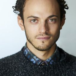 Evan Stern 飾演 James