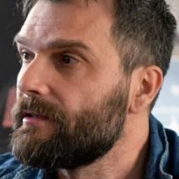 Vahidin Prelić 飾演 Argun