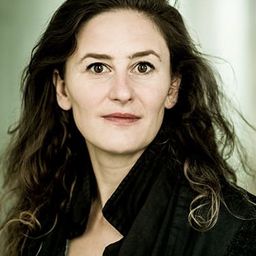 雅娜·德斯梅 - 帕特里克演員 飾演Josée