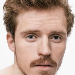 Karol Biskup 飾演 Artur