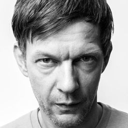 塞巴斯蒂安·儒道夫 飾演 Vater Alex