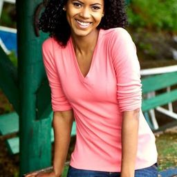 Jordan Lloyd 飾演 Farrah