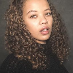 Simona Zivkovska 飾演 Samantha Joseph