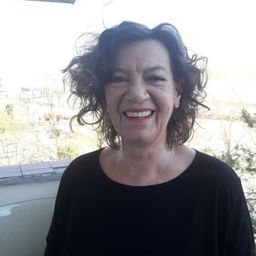 Barbara Dziekan 飾演 Cashier