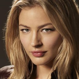 Tabrett Bethell 飾演 Beth