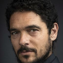 巴勃羅·莫利內羅 飾演 Julián