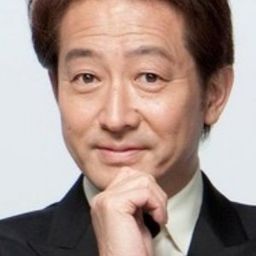 辰巳琢郎 飾演 Dr. Kensaku Ijuin