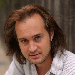 Anthony Backman 飾演 Tony