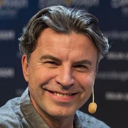 Jovan Radomir 飾演 Passkontrollant