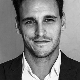 Ricard Sales 飾演 Alex