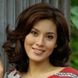 Elma Theana - Wanita Ahli Neraka演員 飾演Umi Hanum