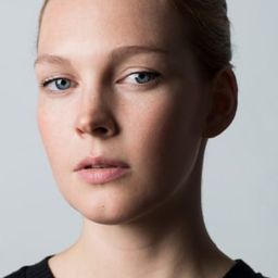 克萊爾·杜蘭特 飾演 Alex