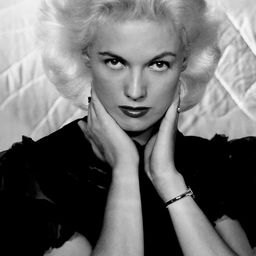 Bunny Yeager 飾演 Self