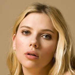 施嘉莉祖安遜 飾演 Charlotte