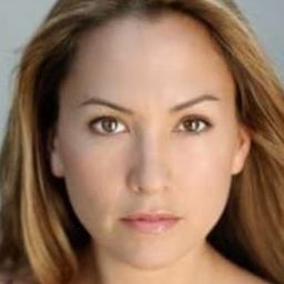 Lara Wickes 飾演 Heidi