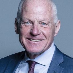 Michael Cashman 飾演 First Officer Bilton