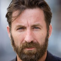 安東尼奧·德拉托雷 - 飛常性奮演員 飾演Álex Acero