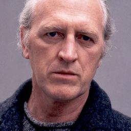 John Bach 飾演 Frank MacPhee