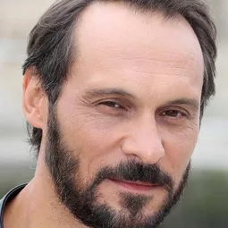 Yannick Choirat - 巴黎晚秋演員 飾演Lucien