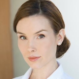 克莉絲汀娜·安納鮑 - The Speak演員 飾演Paige Stone