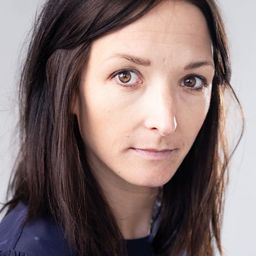 Linda Kunze - 放手再愛演員 飾演Airplane Mom