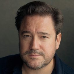 魯佛斯·瓊斯 飾演 Bernard Delfont