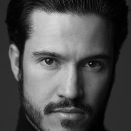 Nacho Aldeguer 飾演 Luis Miguel Dominguín