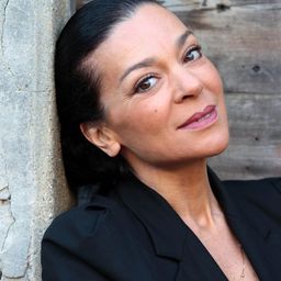 Déborah Lamy - 雙琴記演員 飾演La belle-mère de Claude