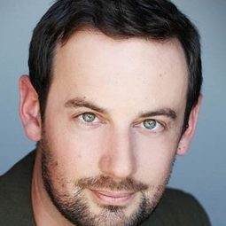 Arlo MacDiarmid 飾演 Dr. Corey