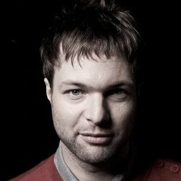 Mickey Madden 飾演 Bass Guitar