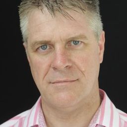 Marcus Harris 飾演 Concierge