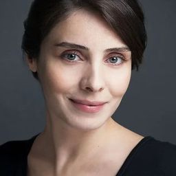 努爾·費道魯 飾演 Kadın