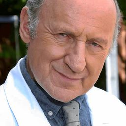 派特爾·佛蘭切歐斯基 飾演 KW Secretary