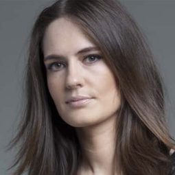 Paula Garcia - 嘴對嘴演員 飾演Spark Member