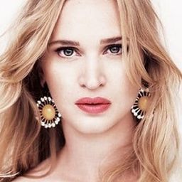 維拉·維塔莉 飾演 Natalie