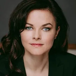 Erin Boyes 飾演 Dr. Laura Smiley