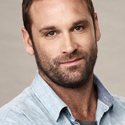 Jake Ryan 飾演 Dylan 'Bull' Maddock