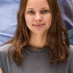 Barbara Prakopenka 飾演 Sasha Blue