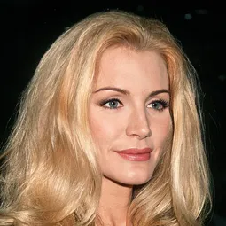 Shannon Tweed 飾演 Dr. Claire Archer