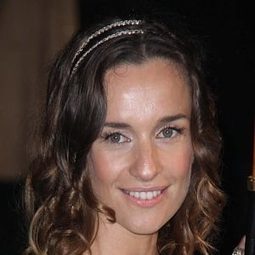 Jemma Powell 飾演 Grace Craven