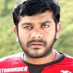 Chitram Seenu 飾演 Shrinu