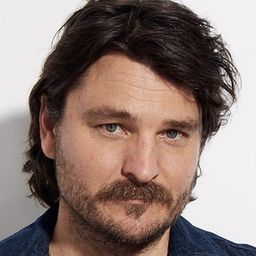 Justin Rosniak 飾演 Cop